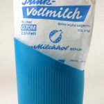 Milchtüte mit Haltebecher