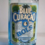 Bols Blue Curasao in der achteckigen Flasche